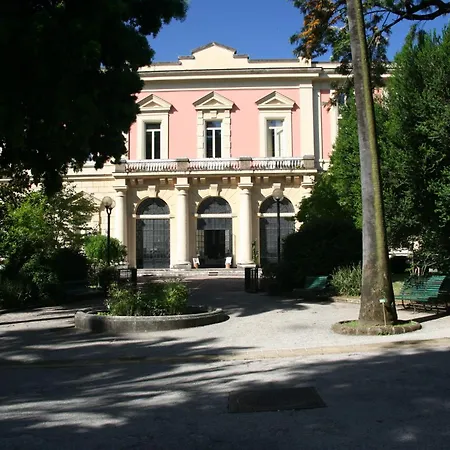 Botanic Charm Bed & Breakfast 2*