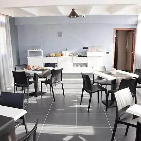 Fly Boutique Hotel 3*