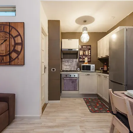 Borgo S. Antonio Abate I - Bh 89 Appartamento *