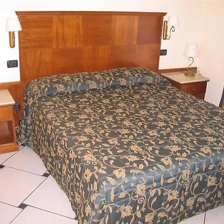 Garibaldi Hotel 3*