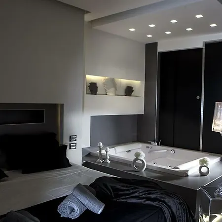 Crystal Skyline Neapolis Appartamento