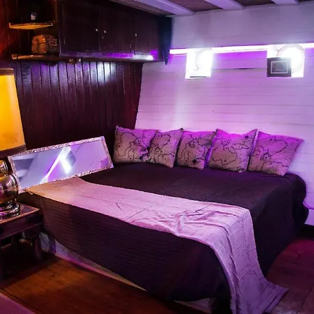 El Pirata Boat Botel *